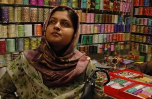 Pakistan woman and shop